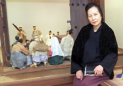 전통 인형으로 경상지역 순교사 재현한 임수현씨